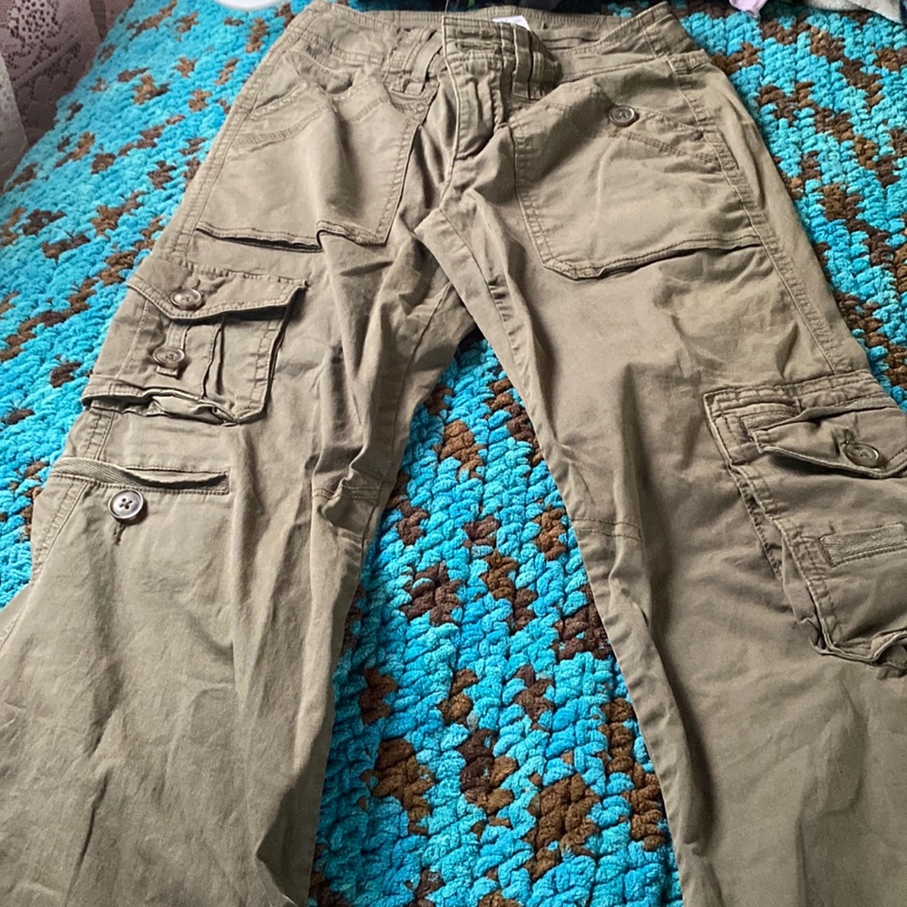 Y2K cargo jeans.